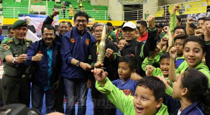 Wali Kota Batu menyerahkan piala untuk juara umum kategori umum, diraih INKAI Jatim, Minggu malam (23/7). (Aziz Ramadani)