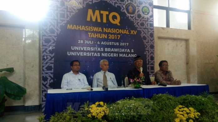 Bisri menjelaskan alasan Jokowi batalhadir membuka ajang MTQMN 2017. (Anja Arowana)