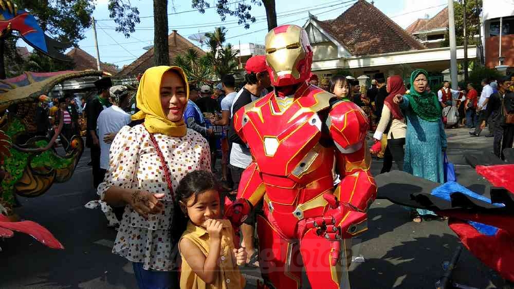 Kostum Iron Man dan Bumblebee di pawai budaya Apeksi 2017. (deny rahmawan)