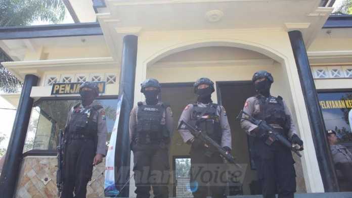 Anggota polisi bersenjata lengkap berjaga di Pos Penjagaan Mapolres Batu, antisipasi teroris yang menargetkan kepolisian, Kamis (6/7). (Aziz Ramadani)