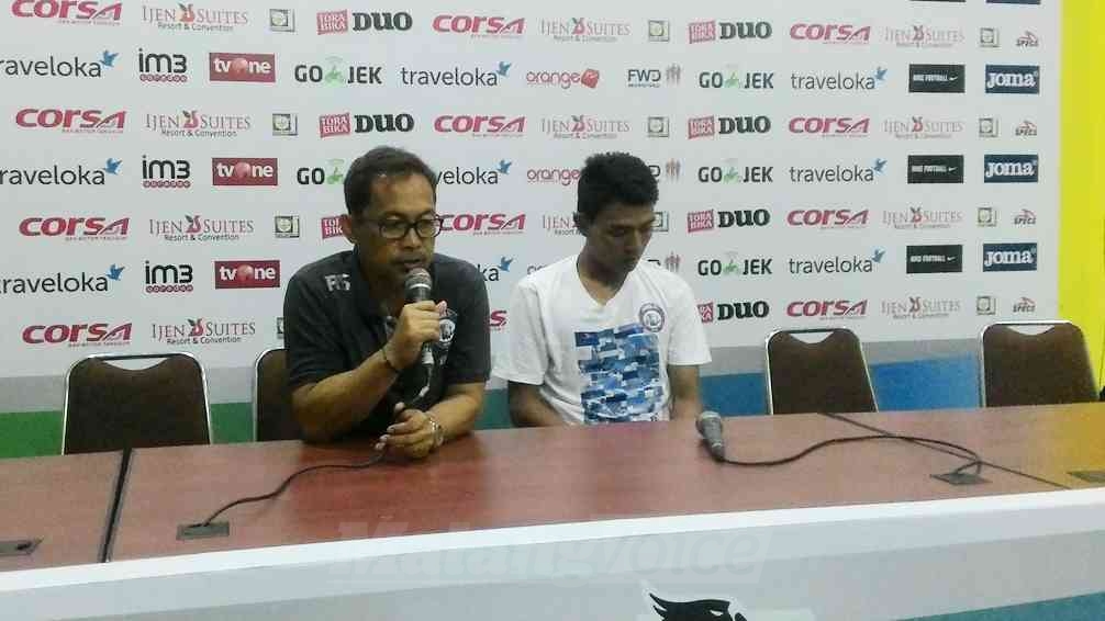 Pelatih Arema FC, Aji Santoso dalam konferensi pers. (Miski)