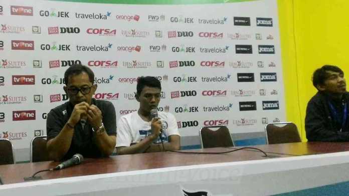 Pelatih Arema FC, Aji Santoso dalam konferensi pers. (Miski)