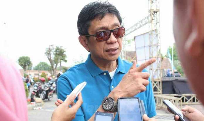Wali Kota Batu Eddy Rumpoko, saat menghadiri lomba fotografi di Balai Kota Among Tani, Kota Batu, Minggu (23/7). (Aziz Ramadani)
