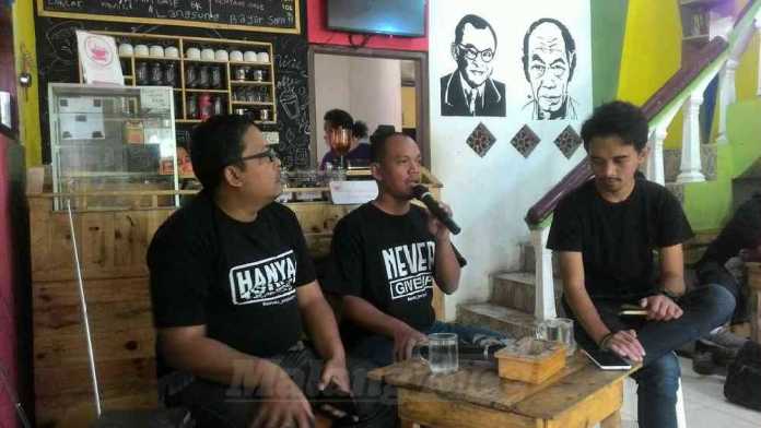 Ketua Paguyuban Sindo Jawa Timur bersama Koresponden Tempo saat diskusi dan menggalang dukungan.(Miski)
