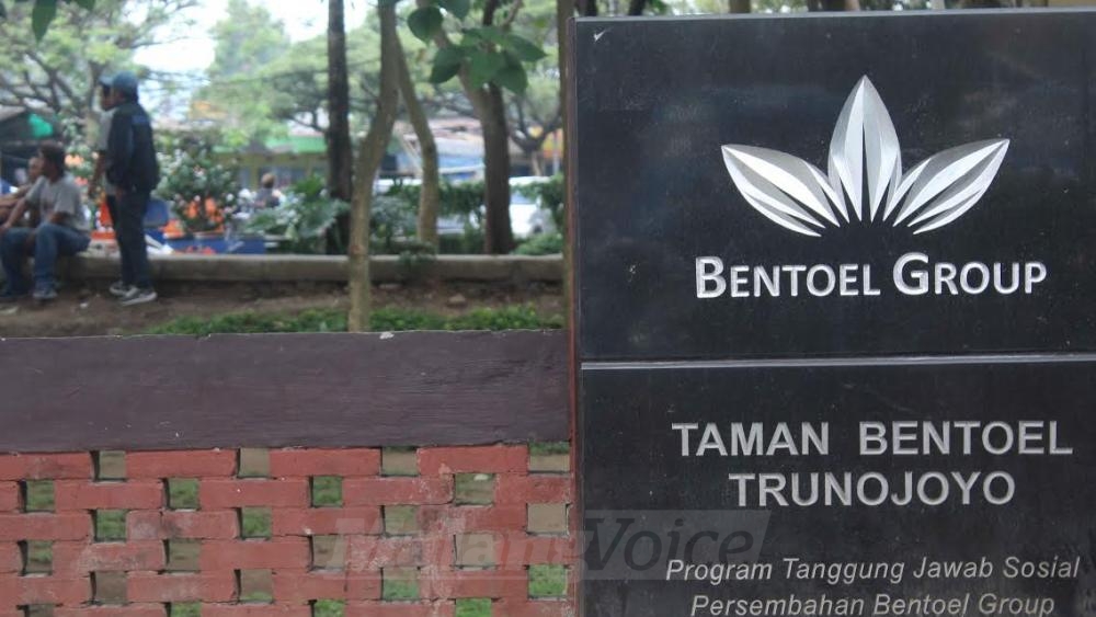 Taman Bentoel Trunojoyo dipugar melalui dana CSR PT Bentoel Group. Branding dan nama perusahan terpahat di prasasti yang terpasang di taman.(Miski)
