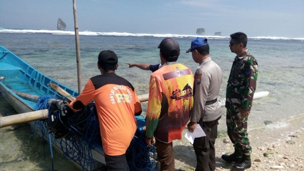 Diterjang Ombak Besar, Satu Orang Pemancing Hilang di Watu Leter Malang