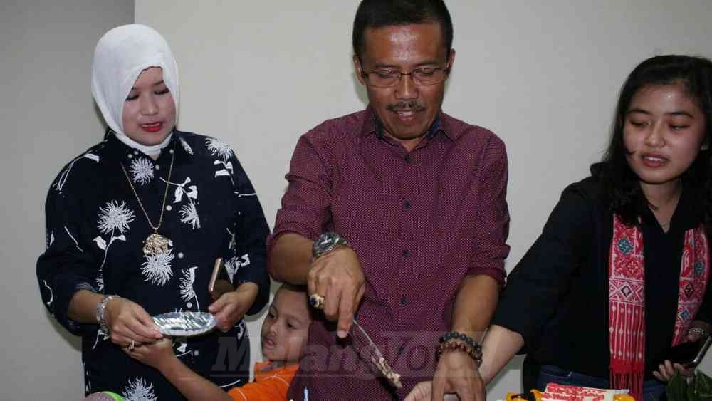 Wakil Wali Kota Batu Punjul Santoso saat merayakan ulang tahunnya bersama istri, anak dan para pejabat OPD Kota Batu di Balai Kota Among Tani, Jumat (21/7). (Aziz Ramadani)
