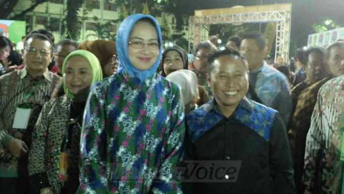 Wali Kota Tangerang Selatan (Tangsel) Airin Rachmi Diany (kiri) bersama komedian Narji tiba di sekitar Balai Kota Malang. (Muhammad Choirul)