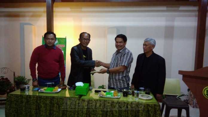 Kepala Barenlitbang Kota Malang, Wasto, menyerahkan bantuan Wali Kota Malang, HM Anton, kepada Kampung 3G. (Muhammad Choirul)