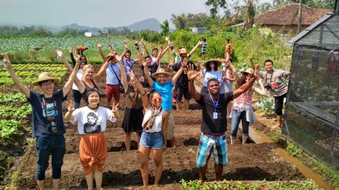 8 mahasiswa dari 8 negara program AIESEC mengikuti proses penanaman tanaman organik di Kampung Ekologi Temas, Kota Batu, Selasa (18/7). (istimewa)