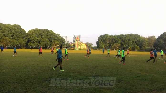 Pemain Arema FC ketika latihan di Lapangan Lanud Abd Saleh, Kabupaten Malang.(Miski)