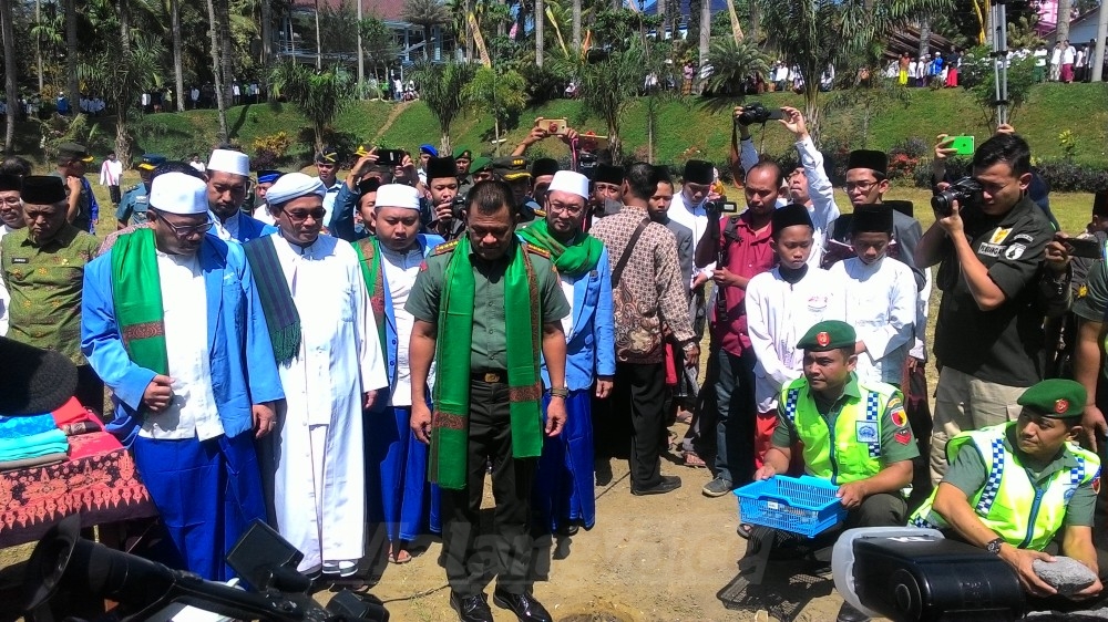Panglima TNI, Jenderal Gatot Nurmantyo, bersama pengasuh Ponpes AN-Nur 2, Bululawang, Kabupaten Malang.(miski)