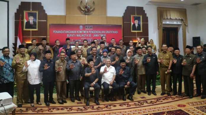 Wali Kota Malang, HM Anton, menandatangani komitmen pengendalian gratifikasi. (Bagian Humas Pemkot Malang)