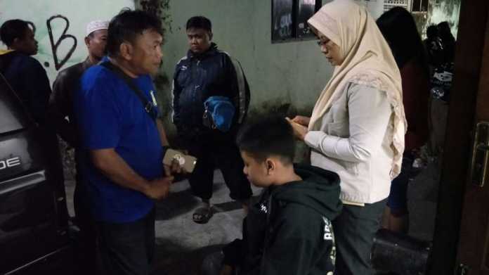 Korban pemerasan saat ditolong warga di Jalan Laksamana Martadinata. (istimewa)