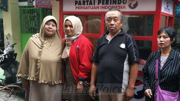 Ketua DPD Partai Perindo Kota Malang, Laily Fitriyah Liza Min Nelly, memberikan gerobak kepada pegiat UMKM. (Istimewa)