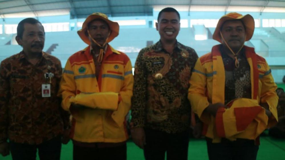 Wali Kota Malang, HM Anton, bersama pasukan kuning. (Bagian Humas Pemkot Malang)