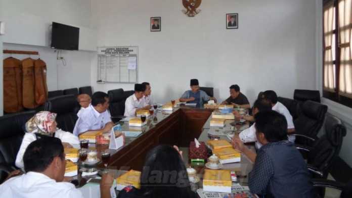 Rapat kerja Komisi C DPRD Kota Malang bersama Dinas Pekerjaan Umum dan Penataan Ruang (DPUPR). (Muhammad Choirul)