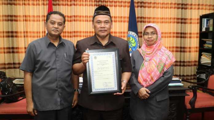 Rektor UM, Prof Dr Rofiuddin menunjukkan penghargaan yang diterima (Istimewa)