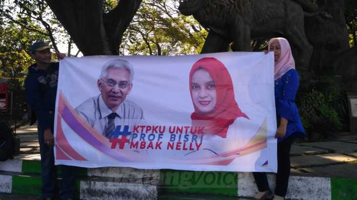 Sejumlah simpatisan menggelar aksi penggalangan KTP untuk Bisri - Nelly. (Muhammad Choirul)