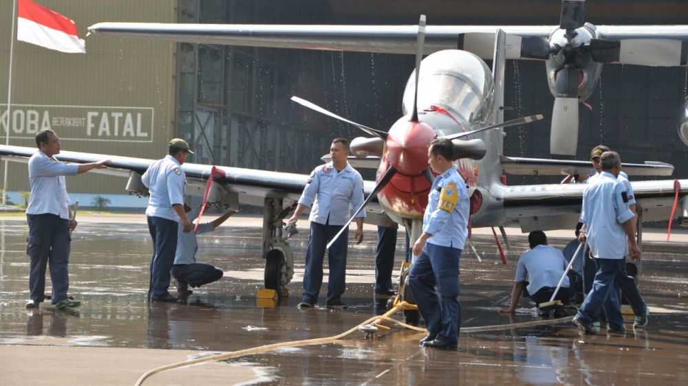 Anggota Skatek 022 mencuci pesawat dalam memeringati HUT ke-57 Skatek 022.(istimewa)