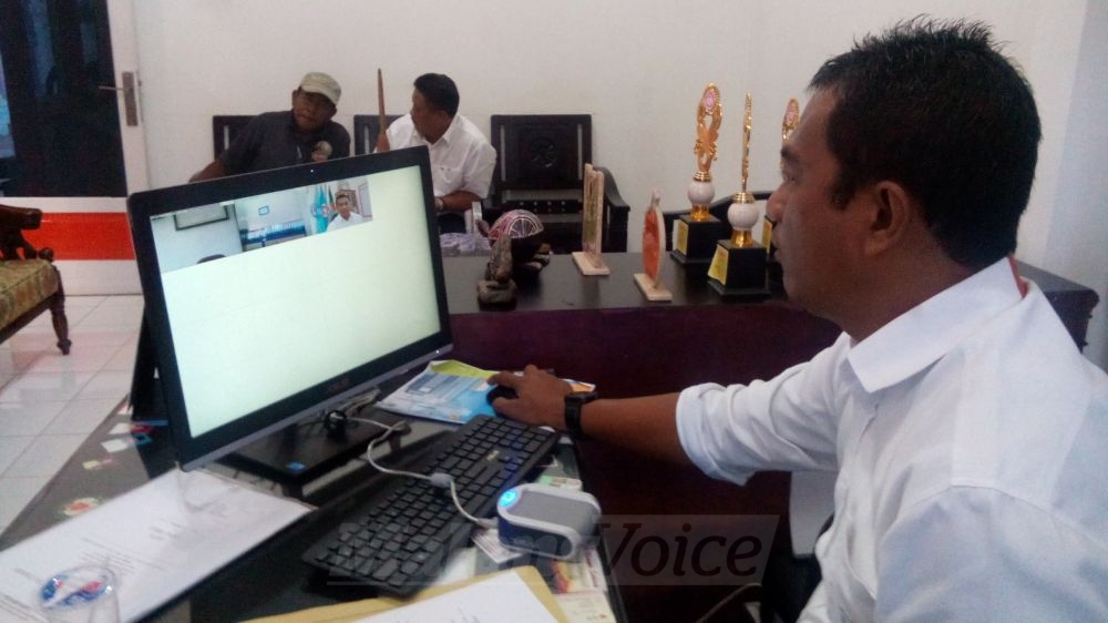 Kades Junrejo Andi Faisal mencoba mengoperasikan sistem telepresence di layar LCD komputer, Senin (24/7). (Aziz Ramadani)