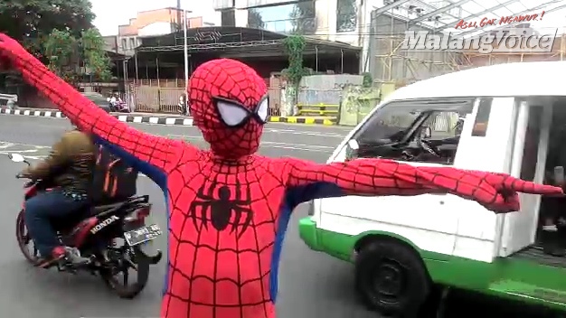 VIDEO: Spiderman Halau Pengendara Sepeda Motor Melintas Fly Over di Kota Malang