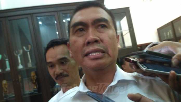 Wali Kota Malang, HM Anton, keluar ruangan sesaat setelah petugas KPK meninggalkan Balai Kota. (Muhammad Choirul)