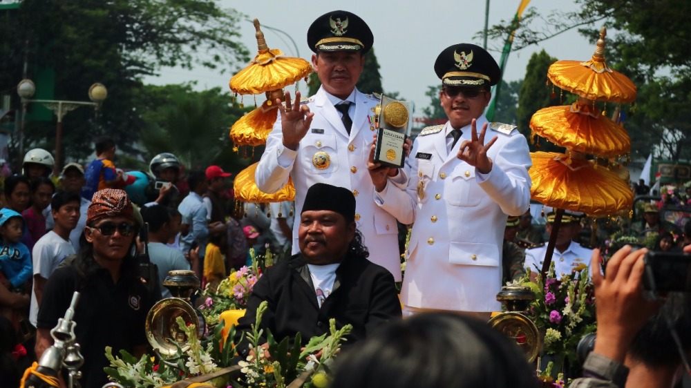 Wali Kota Malang, HM Anton, bersama Wakil Wali Kota, Sutiaji, saat kirab piala Adipura Kencana tahun sebelumnya. (Istimewa)