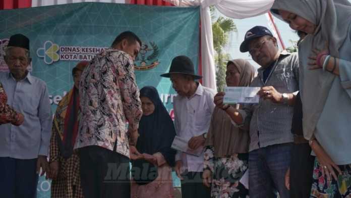Penyerahan kartu BPJS Kesehatan dalam penutupan KWB Health Expo, Kamis (24/8). (Aziz Ramadani)