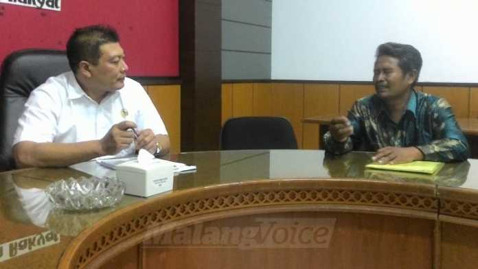Ketua Komisi A DPRD Kabupaten Malang, Didik Gatot Subroto saat menemui perwakilan warga Desa Bocek.(Miski)