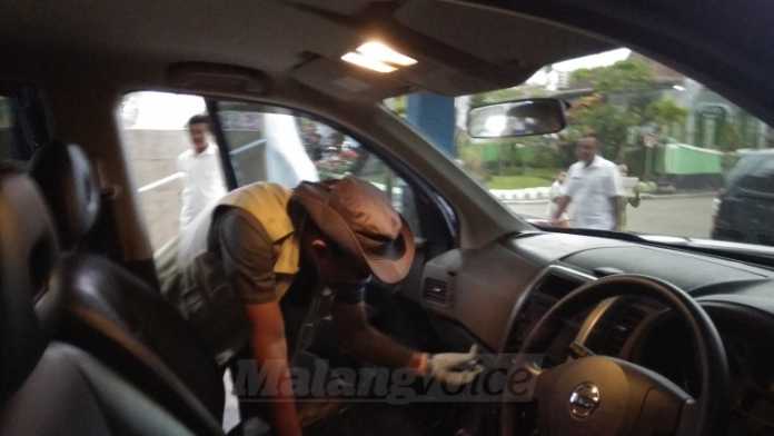 Tim KPK menggeledah mobil dinas Kepala DPUPR Kota Malang. (deny rahmawan)