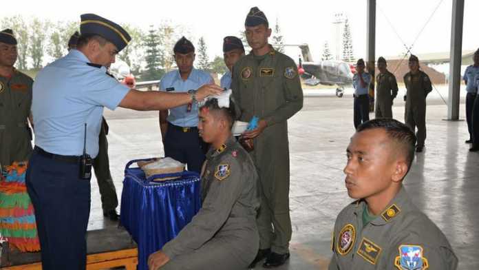Danlanud Abd Saleh, Marsma TNI Julexi Tambayong ketika secara simbolis memecah telor terhadap siswa yang selesai menjalankan pendidikan Transisi-8.(Lanud Abd Saleh for MVoice)