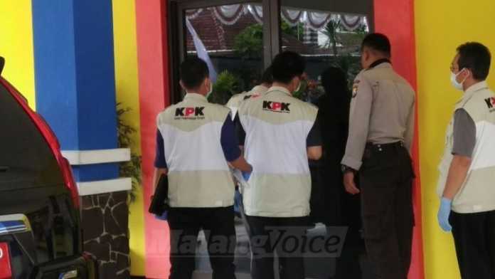 Petugas KPK saat sidak di Balai Kota Malang (Anja)