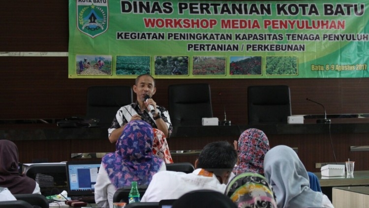 Narasumber dari STPP Malang, Yudi Rustandi menyampaikan tentang teknis mendesain materi penyuluhan yang baik, di Balai Kota Among Tani lantai III, Rabu siang (9/8). (Aziz Ramadani)