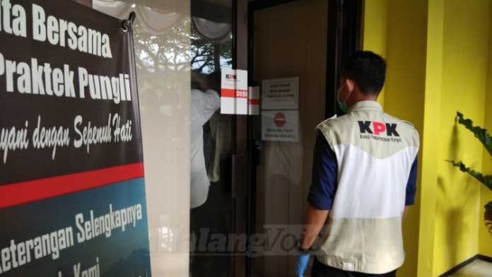 KPK saat menggeledah kantor DPUPR Kota Malang. (deny rahmawan)