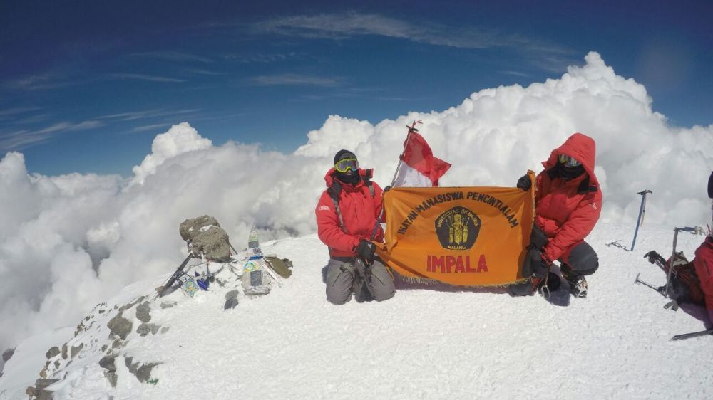 Wow! Dua Mahasiswa UB Kibarkan Bendera RI di Puncak Gunung Tertinggi Eropa