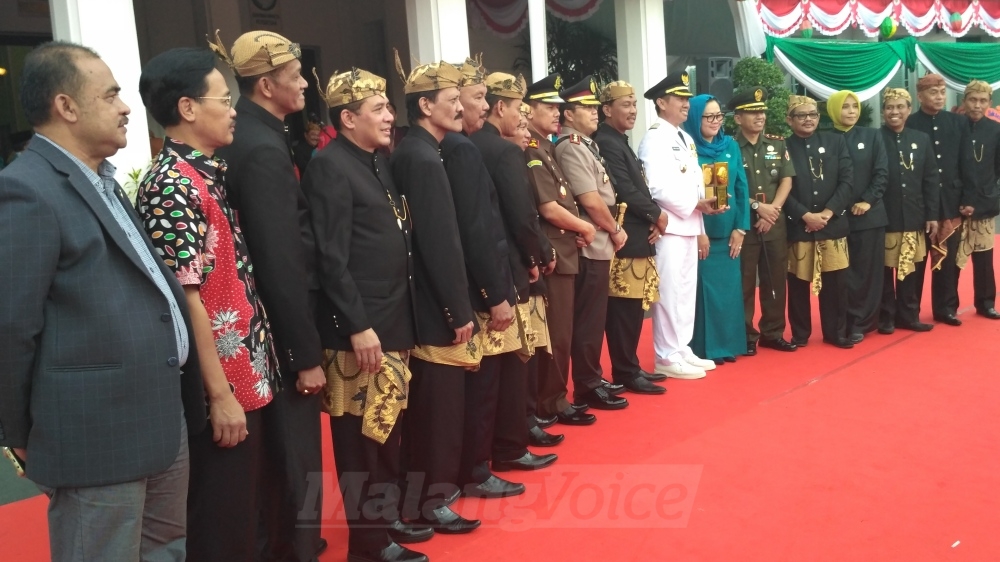 Wali Kota Malang, HM Anton, bersama pimpinan dan anggota DPRD Kota Malang. (Muhammad Choirul)