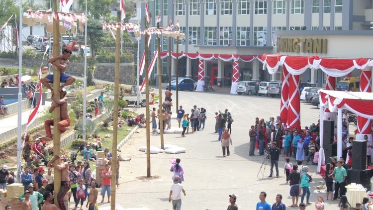 Susana lomba panjat pinang di Balai Kota Among Tani, Kota Batu, memperingati HUT ke-72 Kemerdekaan RI, Minggu (13/8). (Aziz Ramadani)