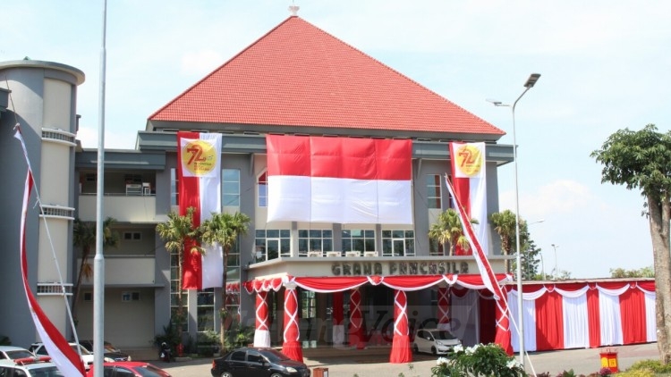 Balai Kota Among Tani berselimut bendera merah putih, Senin (14/8). (Aziz Ramadani)