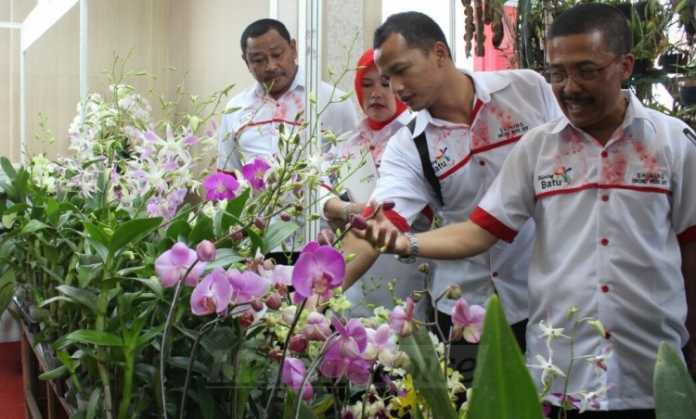 Wakil Wali Kota Batu Punjul Santoso saat mengunjungi stand pameran Shining Orchid Week 2017, di Graha Pancasila Balai Kota Among Tani, Selasa (8/8). (Aziz Ramadani)