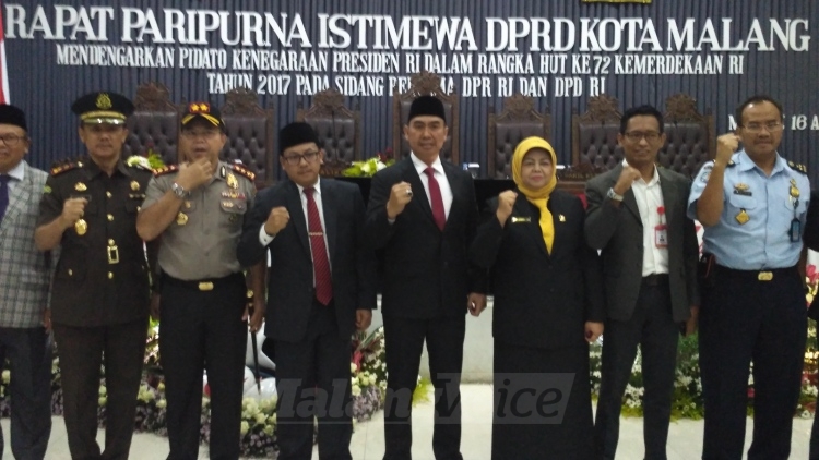 Wali Kota Malang, HM Anton, bersama para pejabat lain usai menghadiri Rapat Paripurna Istimewa Peringatan HUT ke 72 Republik Indonesia. (Muhammad Choirul)