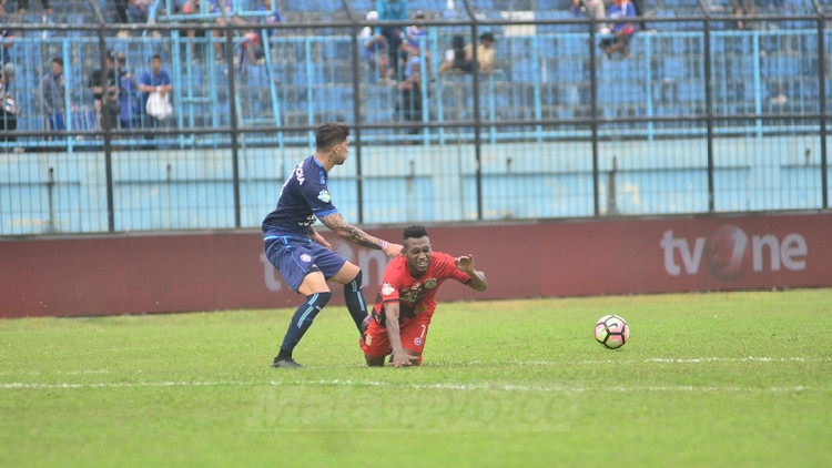 Arema FC Kecolongan Satu Gol di Babak Pertama Lawan Barito Putera