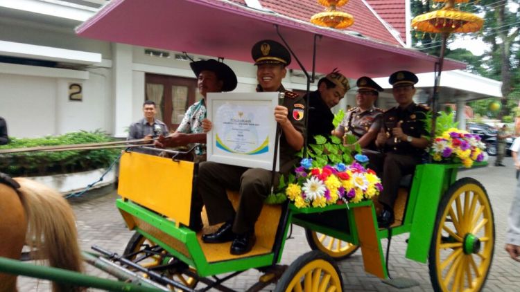 Dandim /0833 Kota Malang mengikuti kirab piala Adipura Kencana 2017. (istimewa)