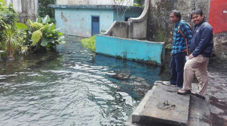 Walhi Jatim saat meinjau sumber mata air Umbul Gemulo, Bulukerto, Kecamatan Bumiaji, Kota Batu, Minggu (13/8). (Aziz Ramadani)