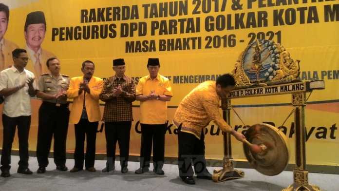 Ketua DPP Departemen Pemenangan Pemilu Partai Golkar, Ridwan Hisjam, menabuh gong sebagai tanda Rakerda dan Pelantikan Pengurus DPD Partai Golkar Kota Malang resmi dimulai.(Miski)