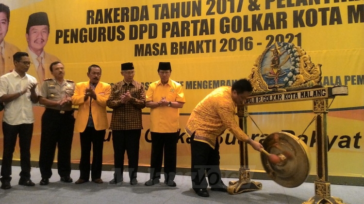 Ketua DPP Departemen Pemenangan Pemilu Partai Golkar, Ridwan Hisjam, menabuh gong sebagai tanda Rakerda dan Pelantikan Pengurus DPD Partai Golkar Kota Malang resmi dimulai.(Miski)