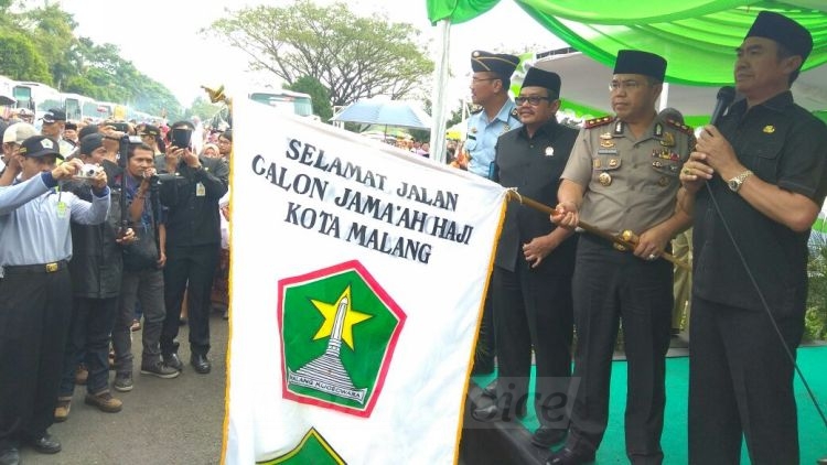 Pelepasan jemaah haji asal Kota Malang di lapangan rampal, Selasa (8/8) (Anja Arowana)