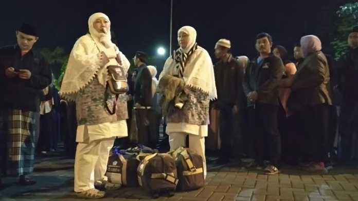Beberapa jemaah haji bersiap berangkat ke Asrama Haji Sukolilo Surabaya dari Balai Kota Among Tani, Jumat pagi (11/8). (istimewa)