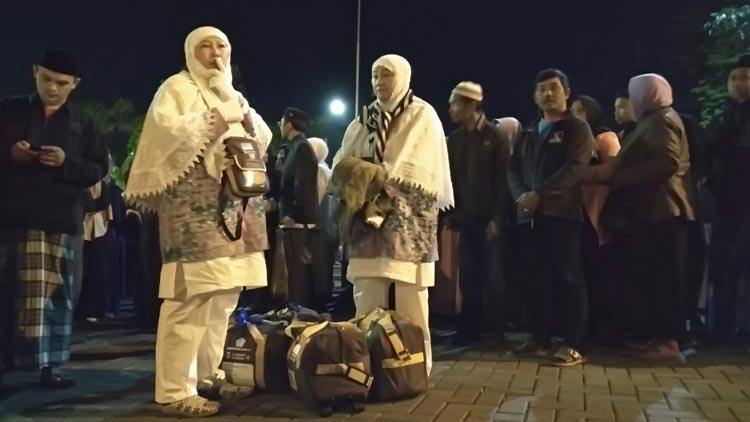 Beberapa jemaah haji bersiap berangkat ke Asrama Haji Sukolilo Surabaya dari Balai Kota Among Tani, Jumat pagi (11/8). (istimewa)