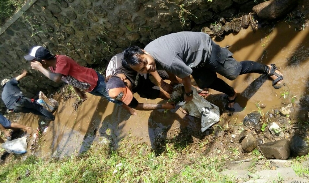 Anak-anak punk membersihkan sungai di kawasan Lawang, Kabupaten Malang. (Muhammad Choirul)